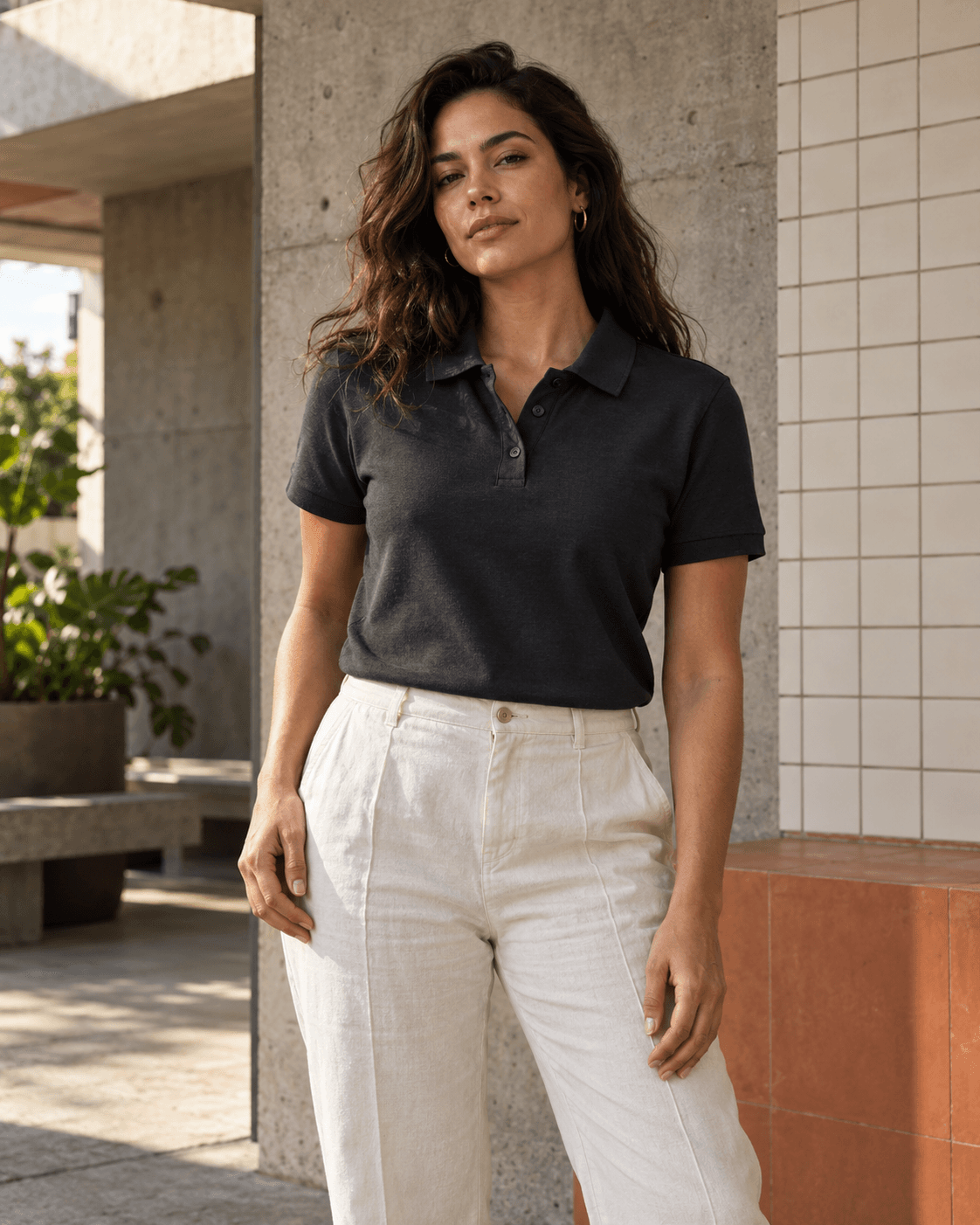 Mulher veste polo grafite de caimento regular em arquitetura urbana