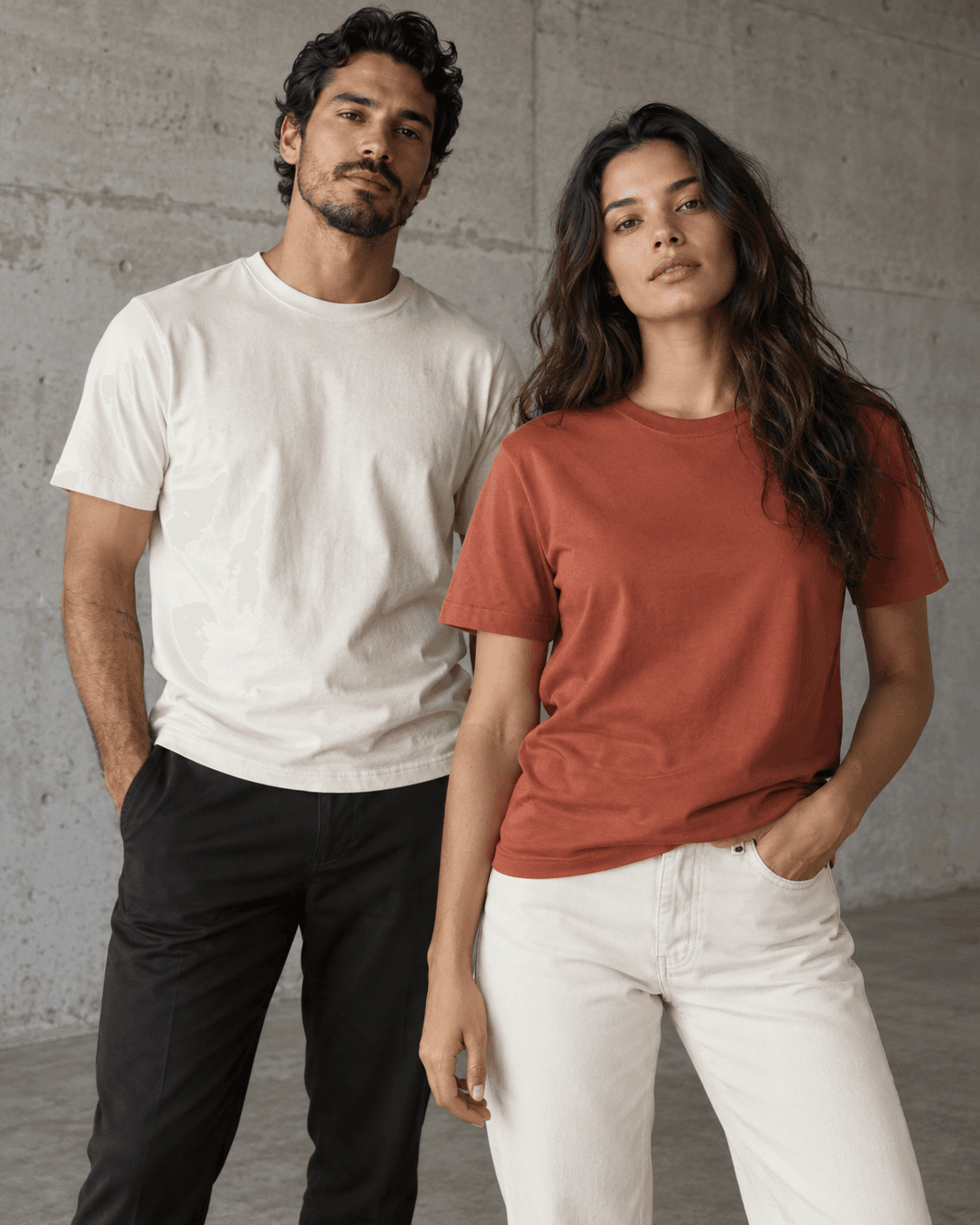 Duas pessoas vestem camisetas, uma clara e outra terracota